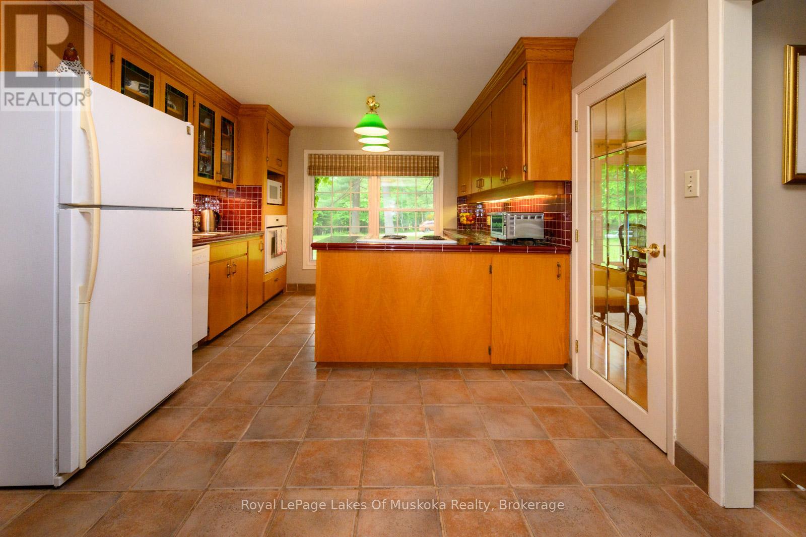 1216 Ravenscliffe Road, Huntsville, Ontario P1H 2N5 - Photo 15 - X12213172