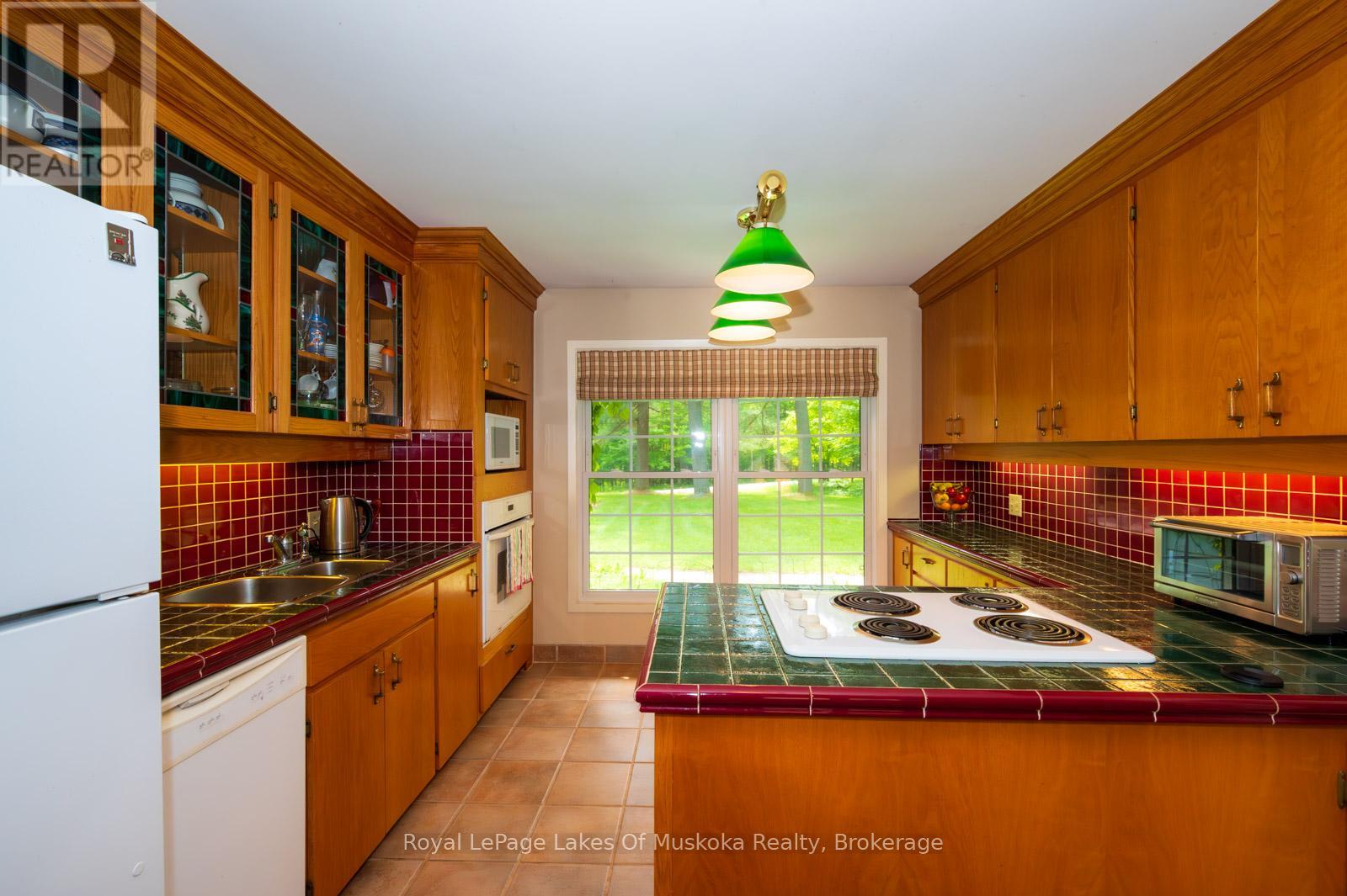 1216 Ravenscliffe Road, Huntsville, Ontario P1H 2N5 - Photo 13 - X12213172