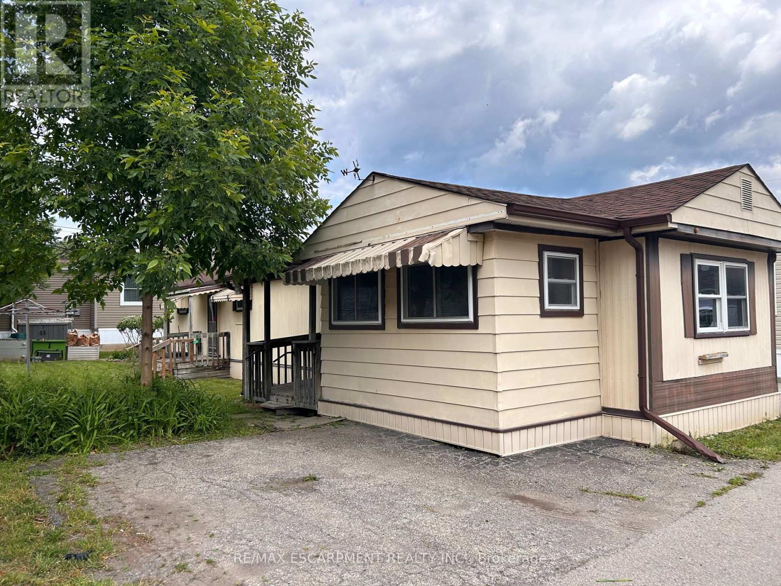 4581 Anna Lane, Lincoln (Beamsville), Ontario  L3J 0W1 - Photo 2 - X12213001