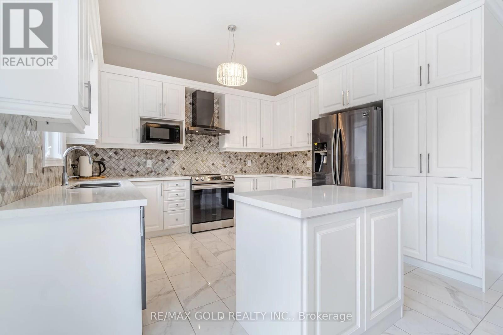 11 Carl Finlay Drive, Brampton, Ontario  L6P 4E2 - Photo 8 - W12213007