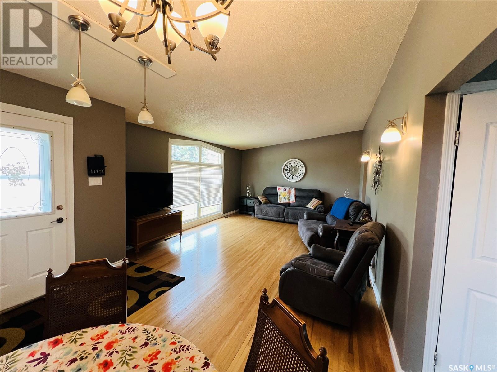 284 10th Avenue Nw, Swift Current, Saskatchewan  S9H 1P1 - Photo 2 - SK009060