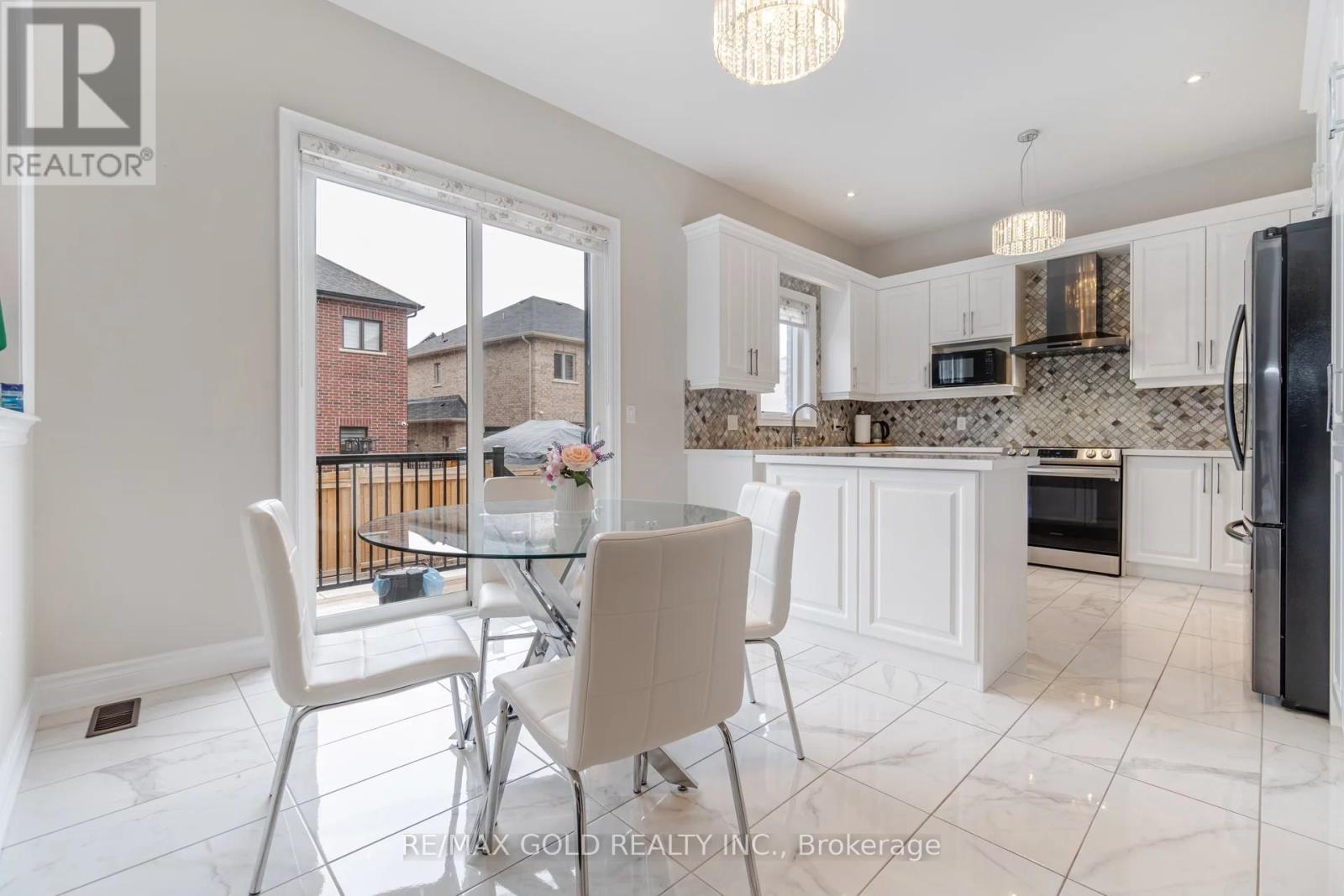 11 Carl Finlay Drive, Brampton, Ontario  L6P 4E2 - Photo 10 - W12213007