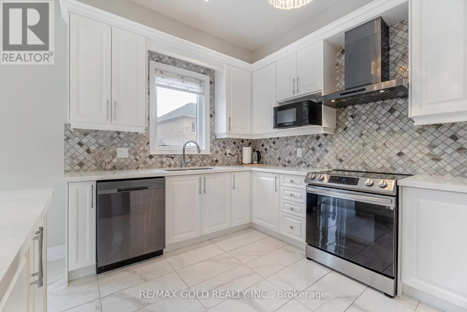 11 Carl Finlay Drive, Brampton, Ontario  L6P 4E2 - Photo 9 - W12213007