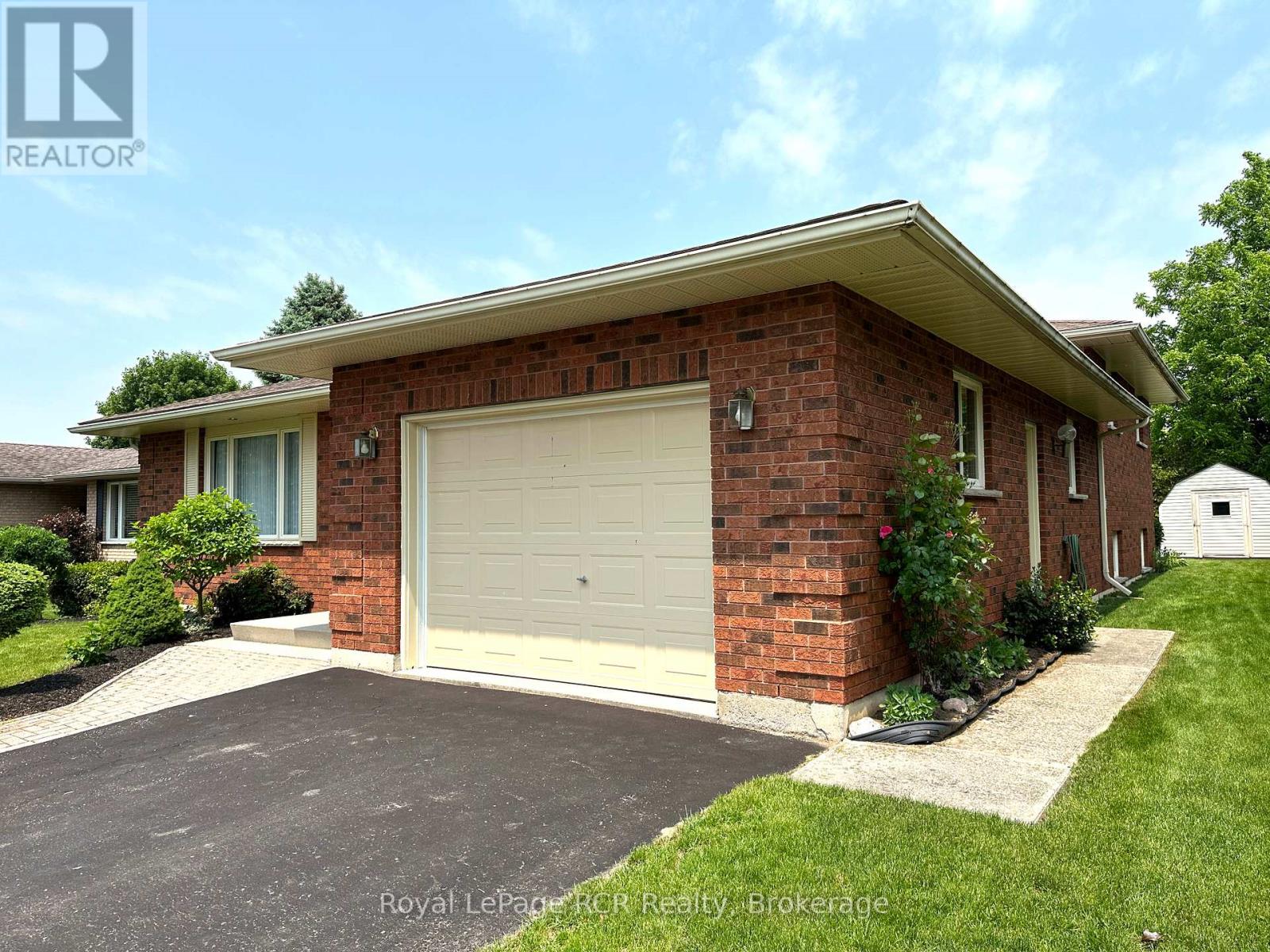 218 4th Street Crescent, Hanover, Ontario  N4N 3S2 - Photo 3 - X12085716