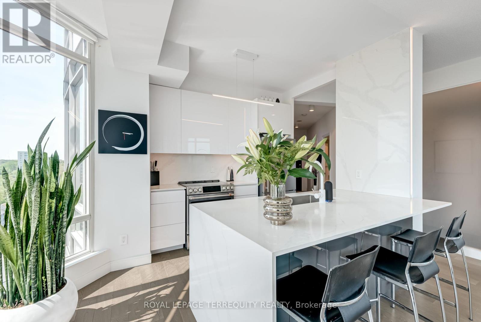 1210 - 15 Windermere Avenue, Toronto (High Park-Swansea), Ontario  M6S 5A2 - Photo 2 - W12207437