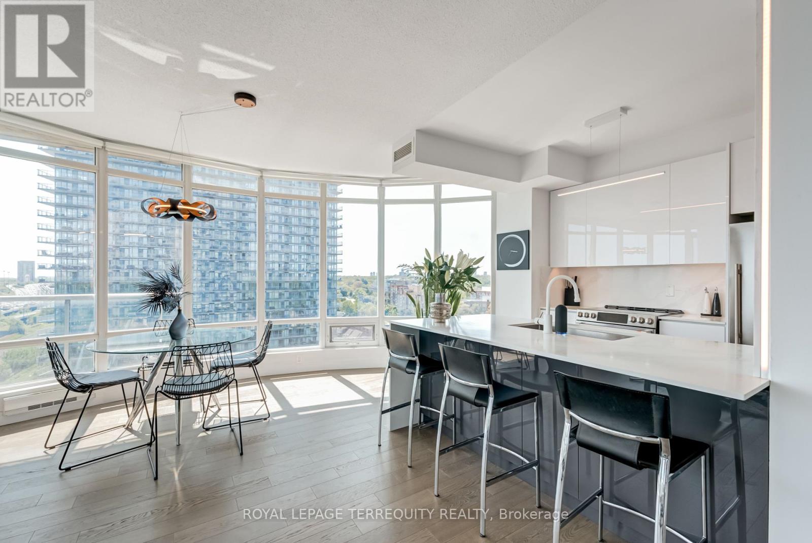 1210 - 15 Windermere Avenue, Toronto (High Park-Swansea), Ontario  M6S 5A2 - Photo 10 - W12207437