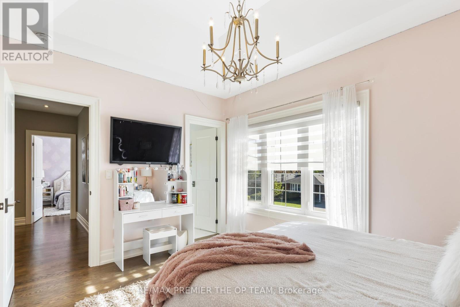 5 Storey Crescent, Toronto, Ontario  M9B 3C7 - Photo 22 - W12210974