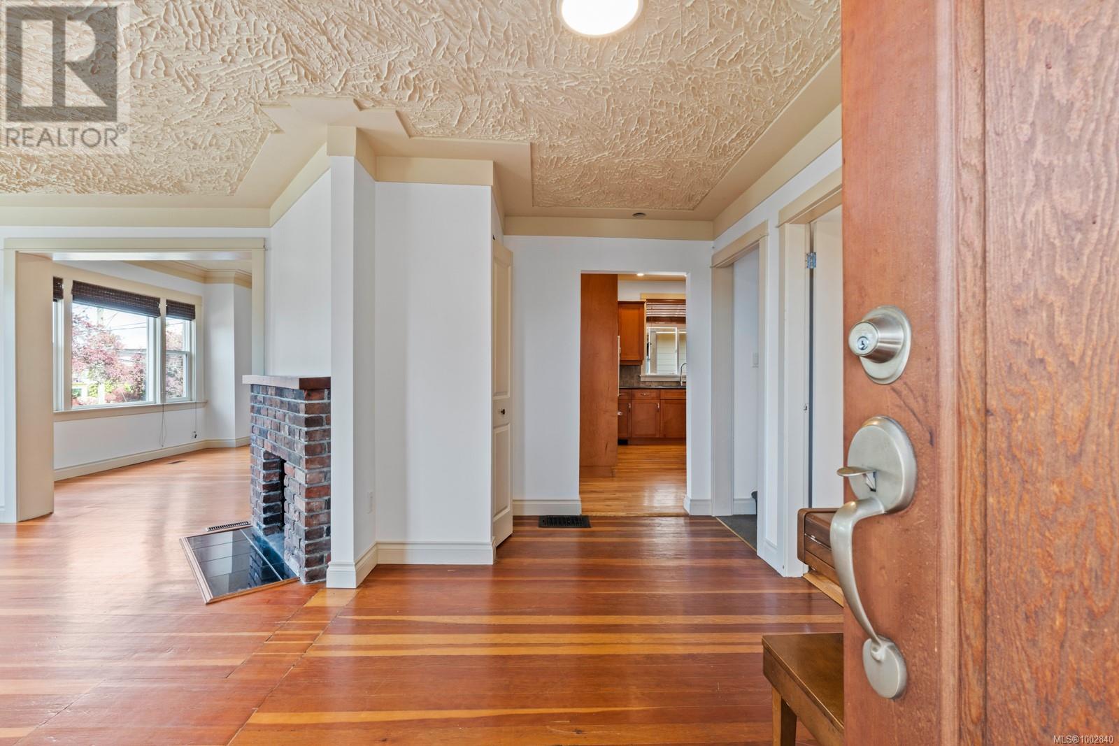 3027 Fifth St, Victoria, British Columbia  V8T 4B6 - Photo 5 - 1002840