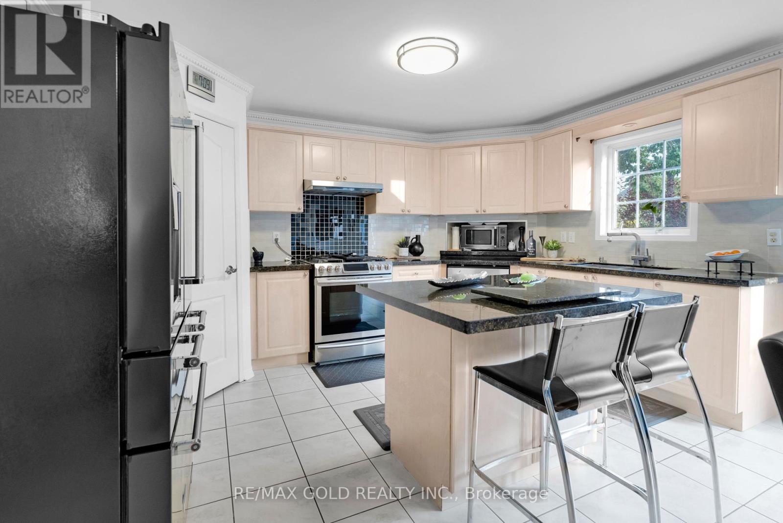 12 Mediterra Drive E, Brampton, Ontario  L7A 2H1 - Photo 18 - W12205194