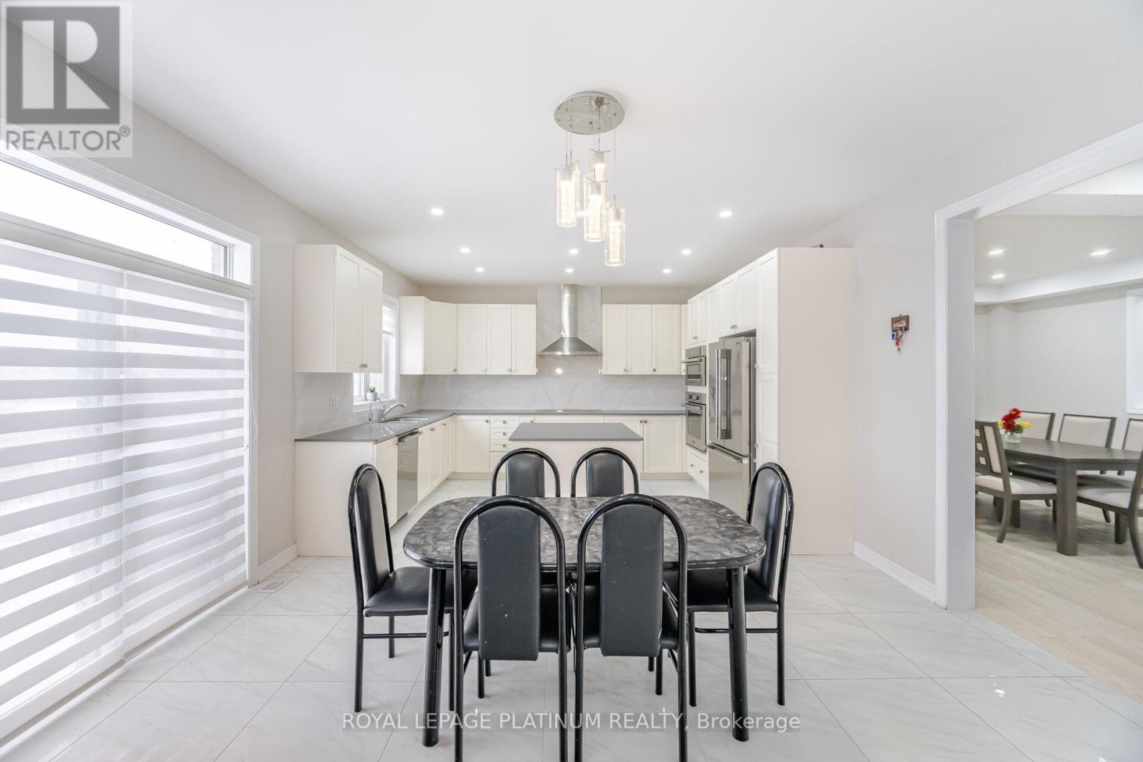 21 Smallwood Road, Brampton, Ontario  L7A 4Y7 - Photo 8 - W12199955