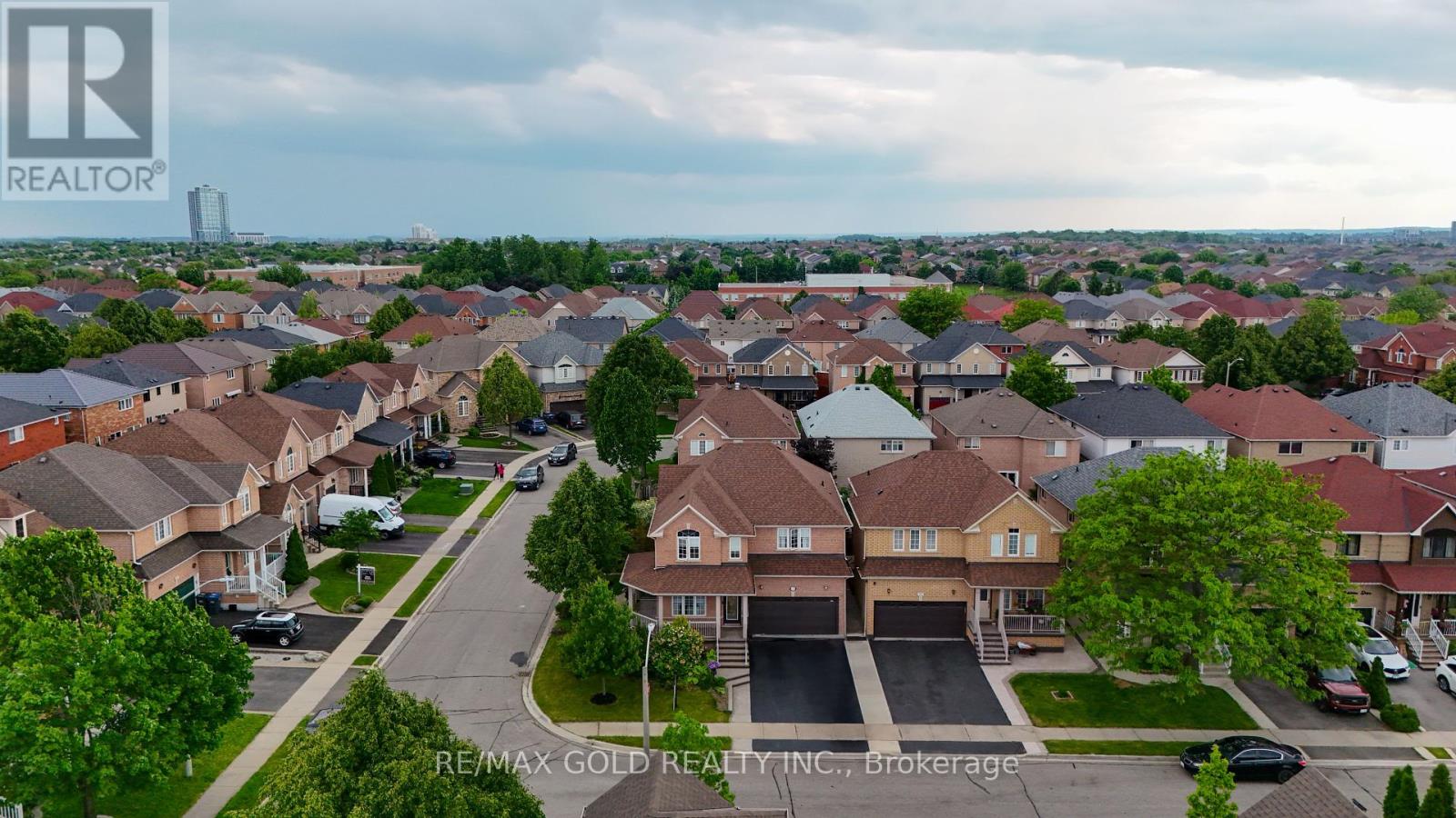 12 Mediterra Drive E, Brampton, Ontario  L7A 2H1 - Photo 3 - W12205194