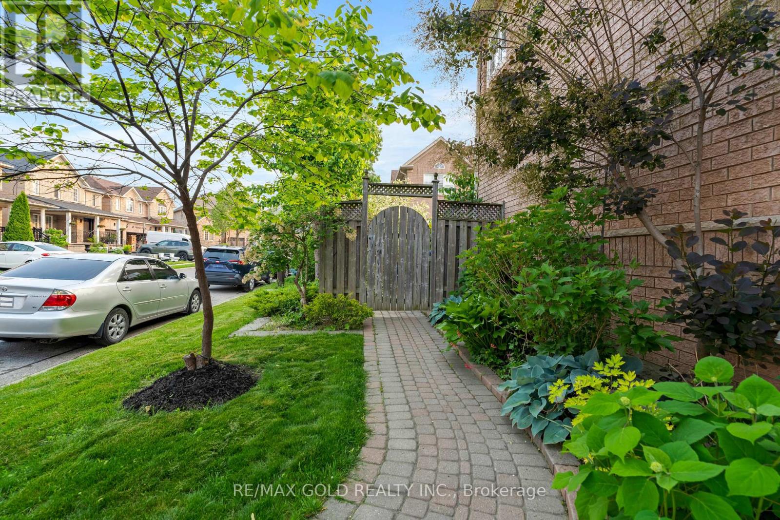 12 Mediterra Drive E, Brampton, Ontario  L7A 2H1 - Photo 8 - W12205194
