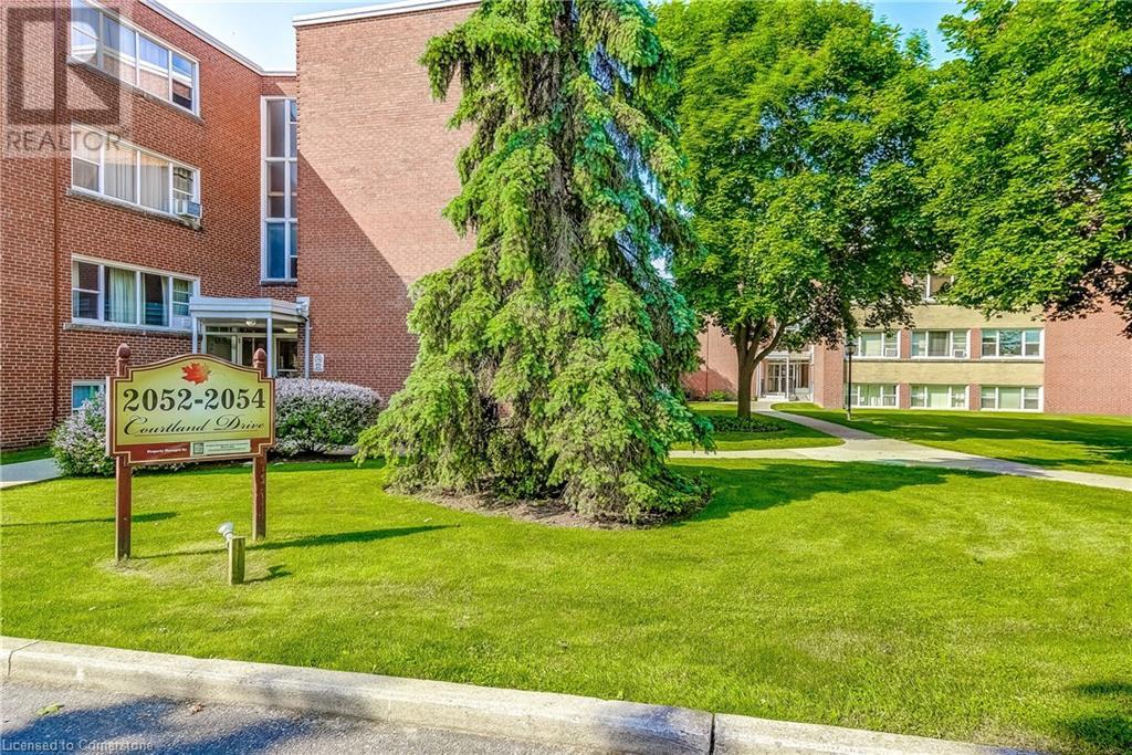 2052 Courtland Drive Unit# 104, Burlington, Ontario  L7R 1R8 - Photo 2 - 40739903
