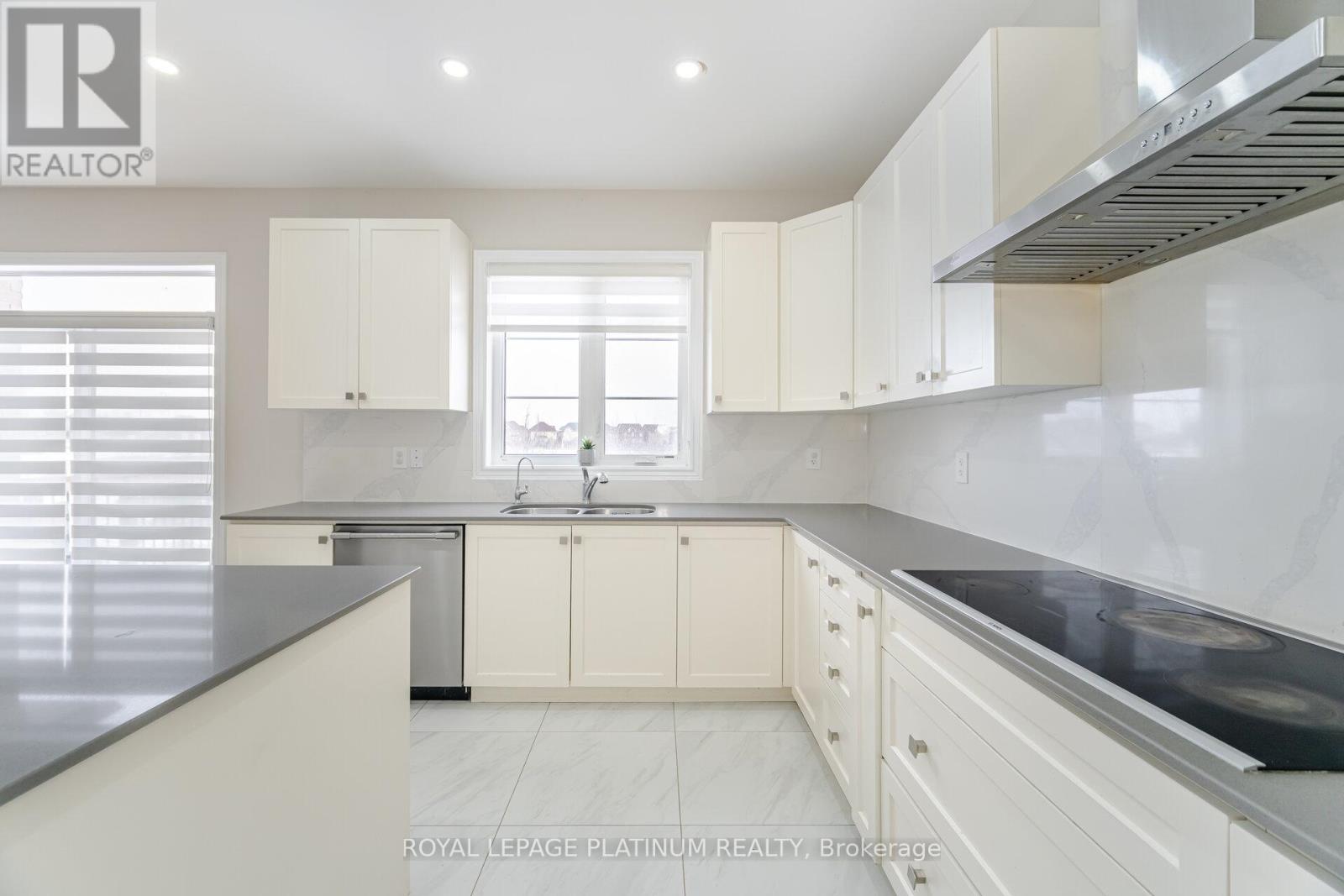21 Smallwood Road, Brampton, Ontario  L7A 4Y7 - Photo 11 - W12199955