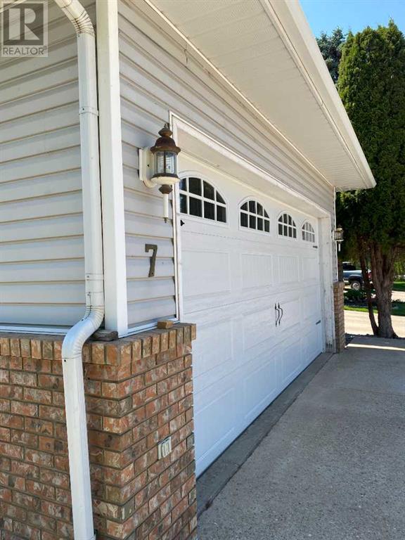 7 Fairview Close E, Brooks, Alberta  T1R 0N7 - Photo 2 - A2230007