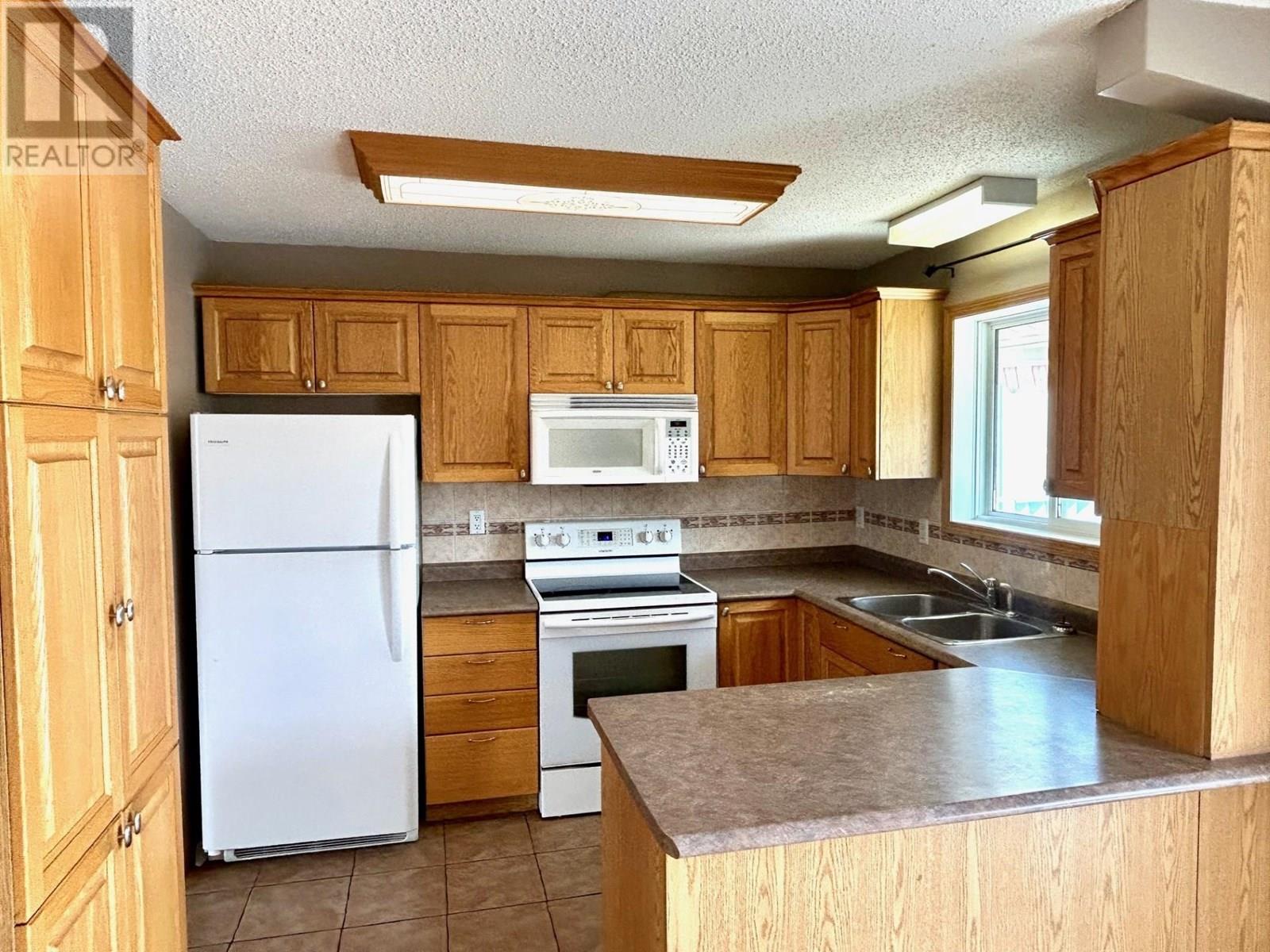 5212 Aspen Crescent, Fort Nelson, British Columbia  V0C 1R0 - Photo 2 - R3014261