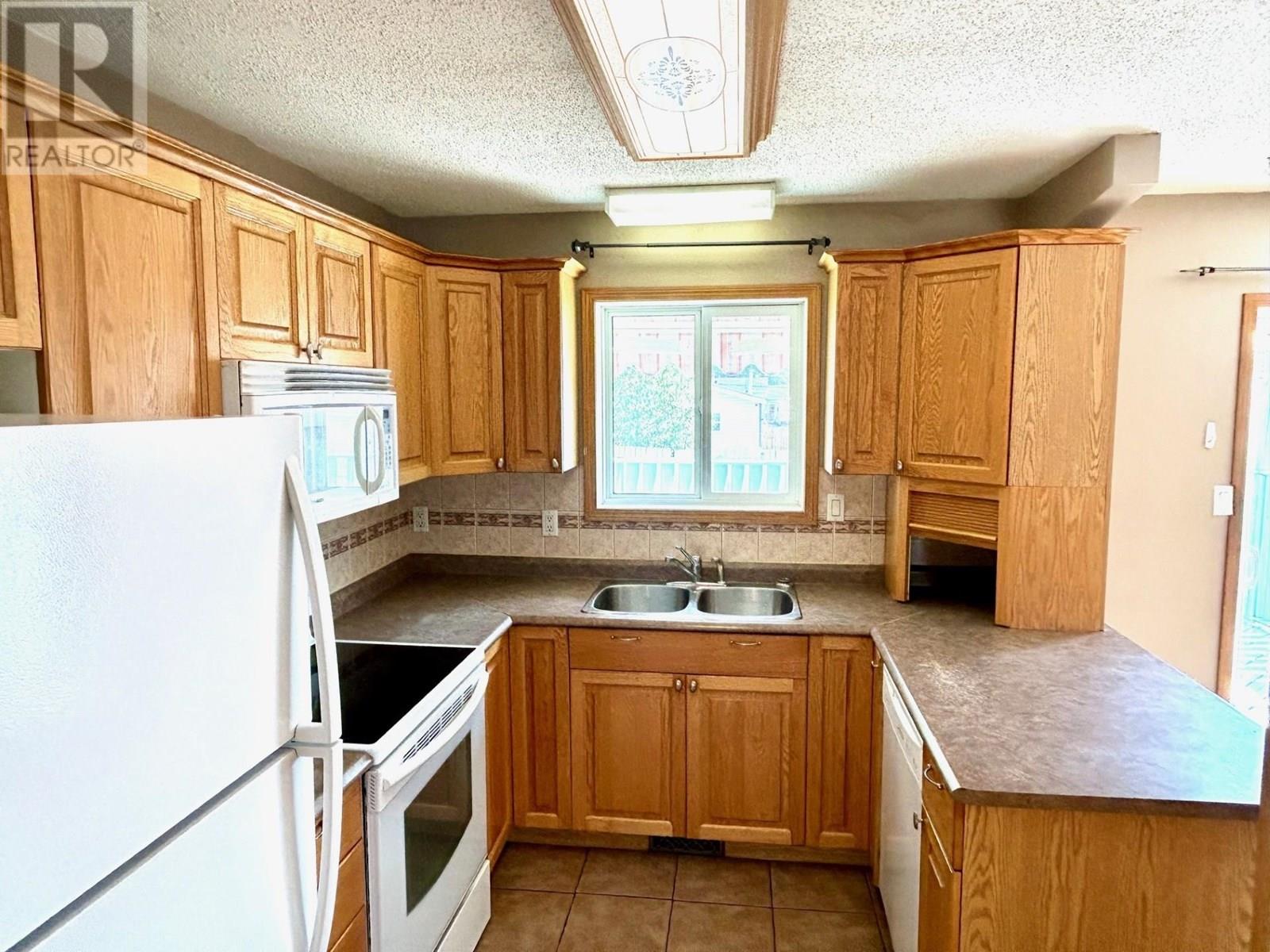 5212 Aspen Crescent, Fort Nelson, British Columbia  V0C 1R0 - Photo 3 - R3014261