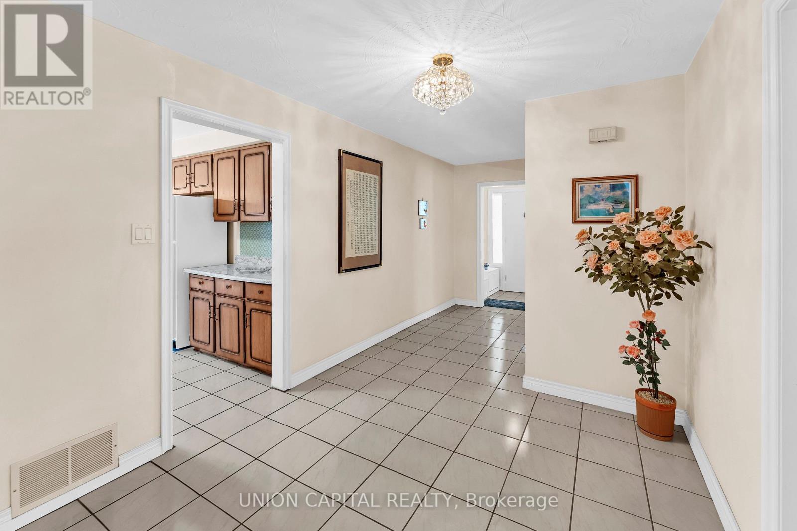 43 Ernest Avenue, Toronto, Ontario  M2J 3T4 - Photo 4 - C12213107