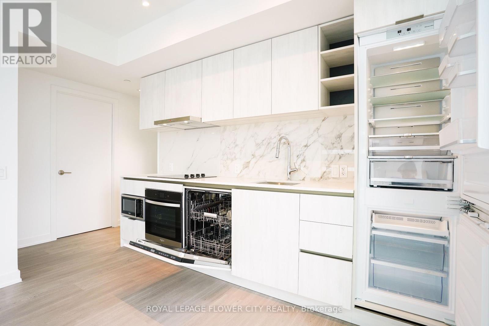 3903 - 8 Wellesley Street W, Toronto, Ontario  M4Y 0J5 - Photo 5 - C12213248