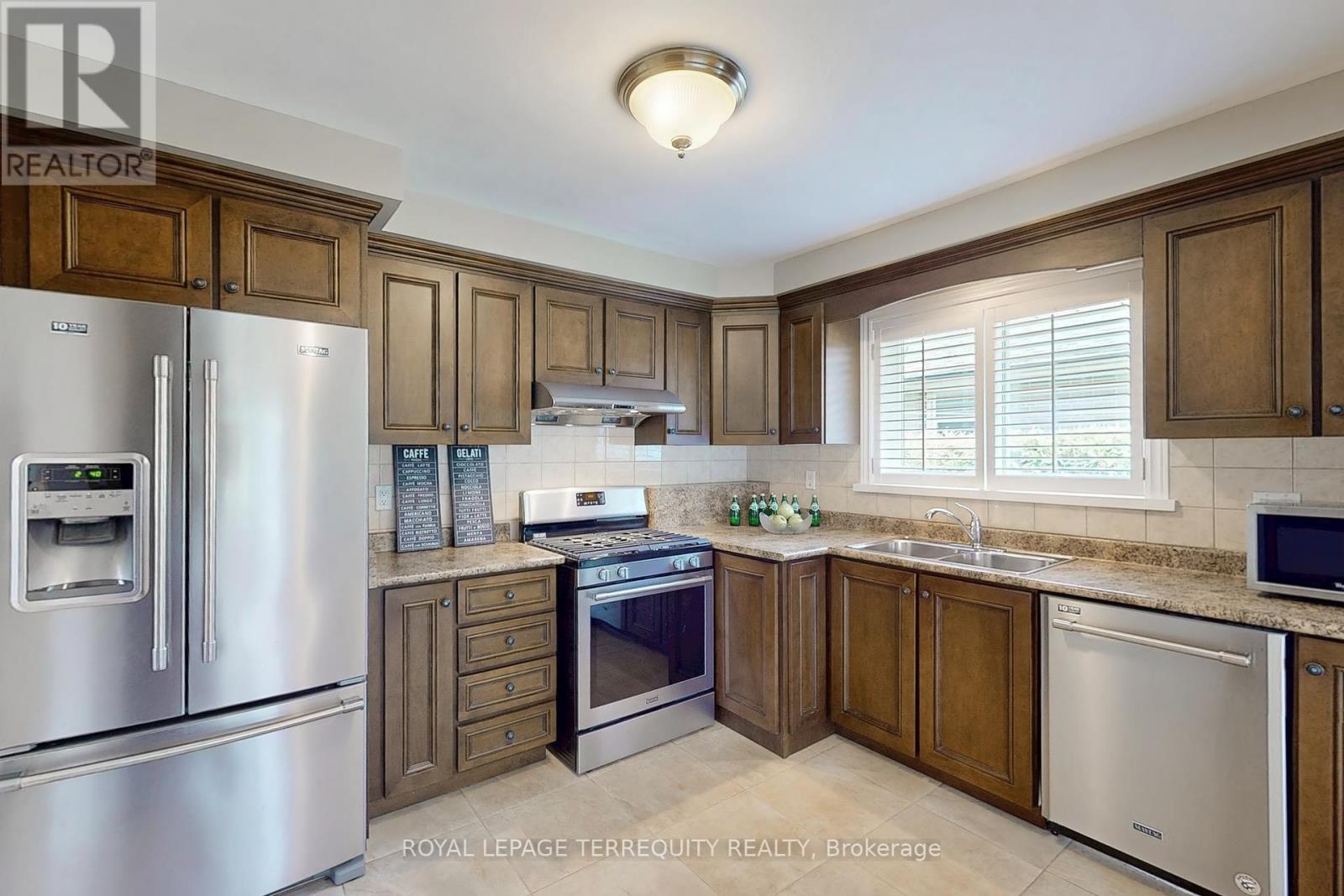 8 Cromer Place, Toronto (Willowridge-Martingrove-Richview), Ontario  M9R 2E1 - Photo 12 - W12212884