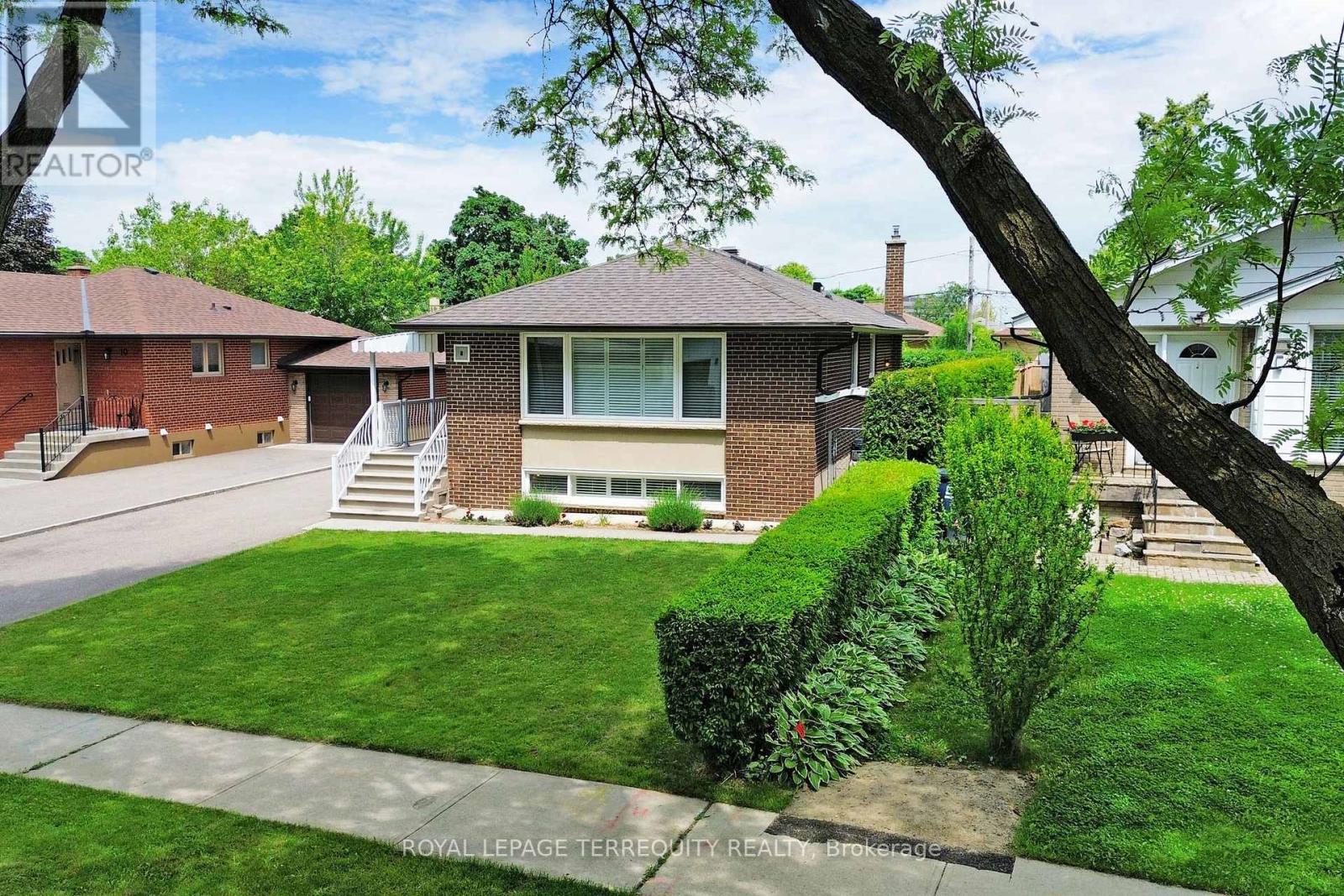 8 Cromer Place, Toronto (Willowridge-Martingrove-Richview), Ontario  M9R 2E1 - Photo 3 - W12212884