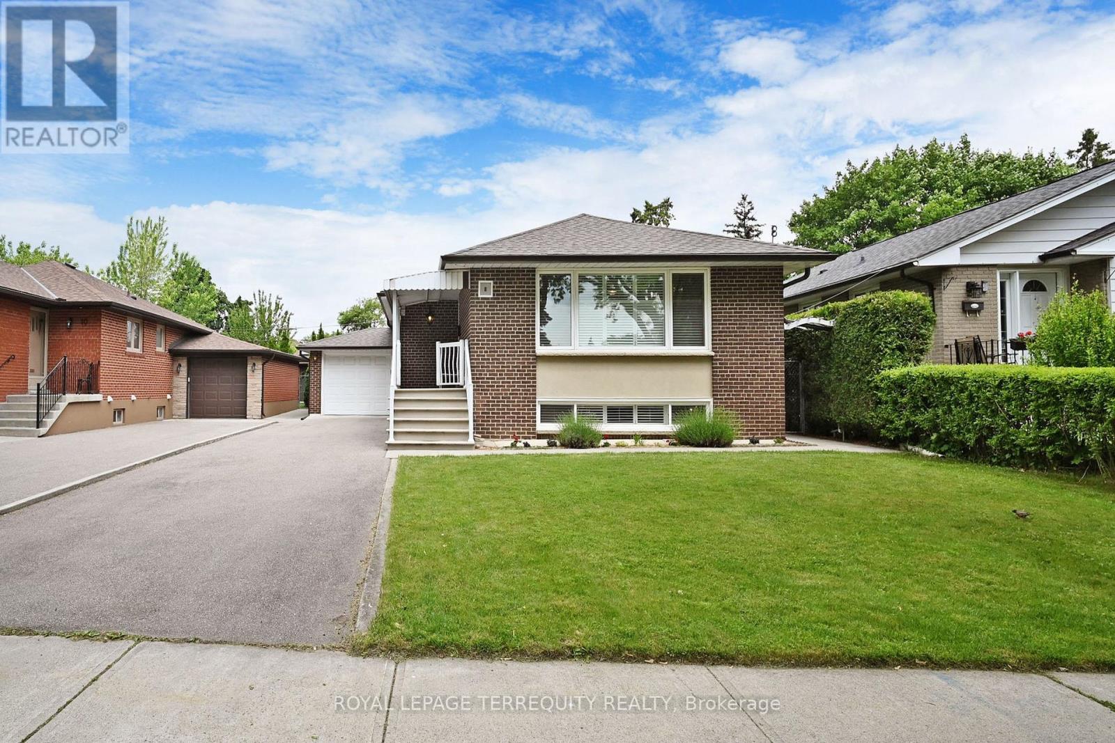 8 Cromer Place, Toronto (Willowridge-Martingrove-Richview), Ontario  M9R 2E1 - Photo 2 - W12212884