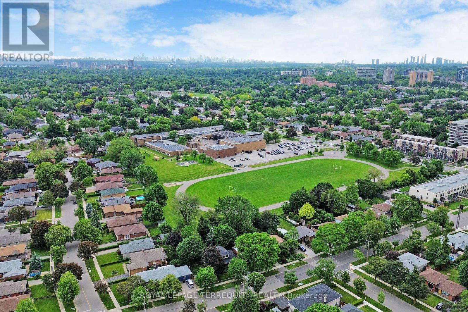 8 Cromer Place, Toronto (Willowridge-Martingrove-Richview), Ontario  M9R 2E1 - Photo 48 - W12212884