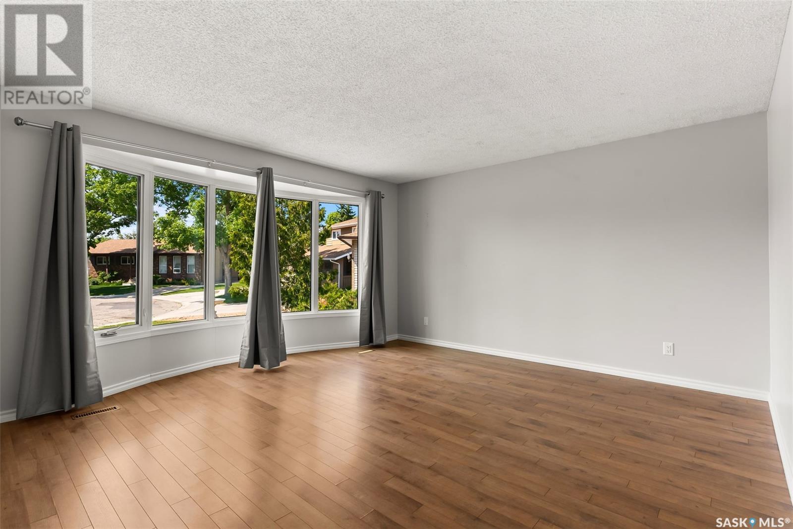 34 Balgonie Bay, Regina, Saskatchewan  S4R 7K3 - Photo 2 - SK009121