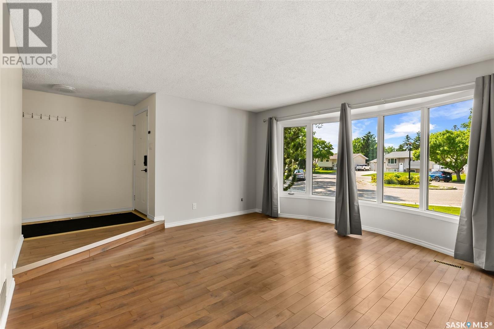 34 Balgonie Bay, Regina, Saskatchewan  S4R 7K3 - Photo 3 - SK009121