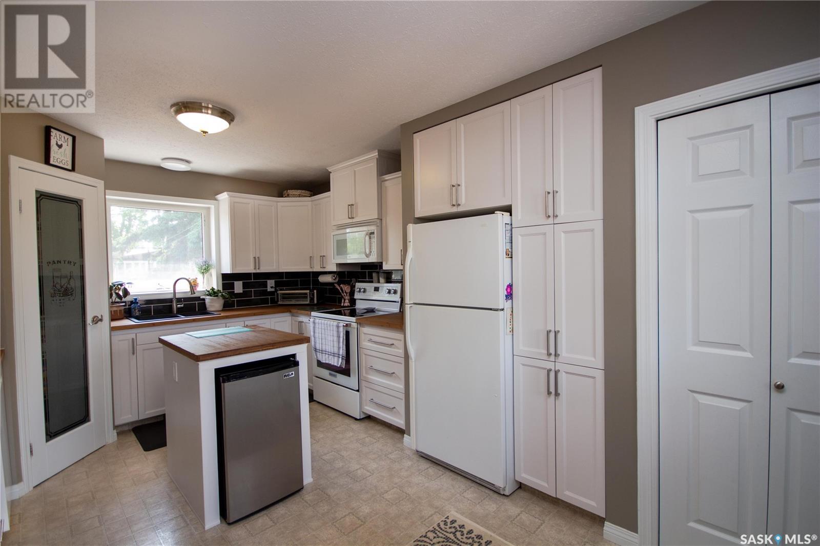 361 36th Street, Battleford, Saskatchewan  S0M 0E0 - Photo 2 - SK008989