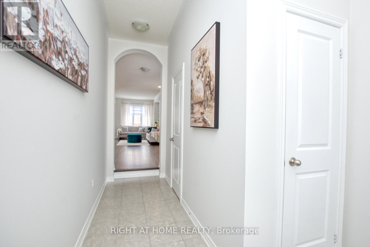86 Selby Crescent, Bradford West Gwillimbury (Bradford), Ontario  L3Z 0V3 - Photo 5 - N12213209