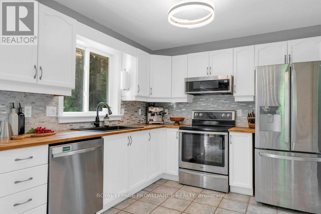 33 Hanthorn Street, Prince Edward County, Ontario  K0K 1L0 - Photo 14 - X12213351