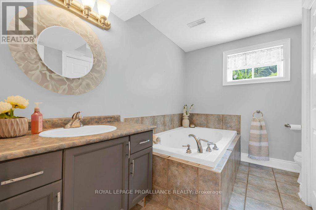 33 Hanthorn Street, Prince Edward County, Ontario  K0K 1L0 - Photo 25 - X12213351