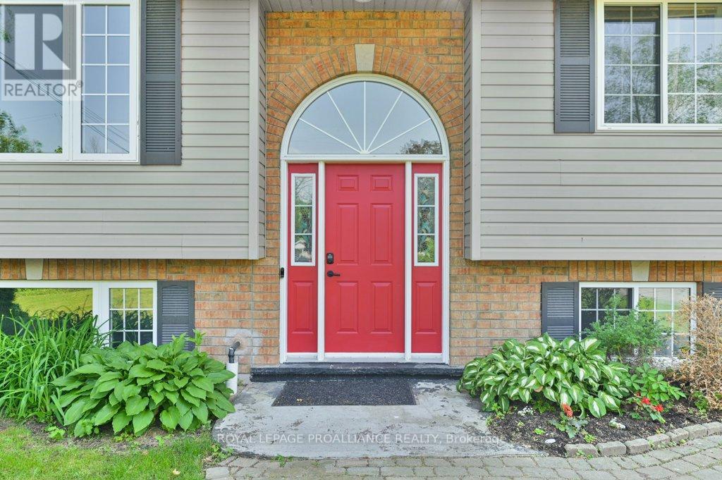 33 Hanthorn Street, Prince Edward County, Ontario  K0K 1L0 - Photo 6 - X12213351