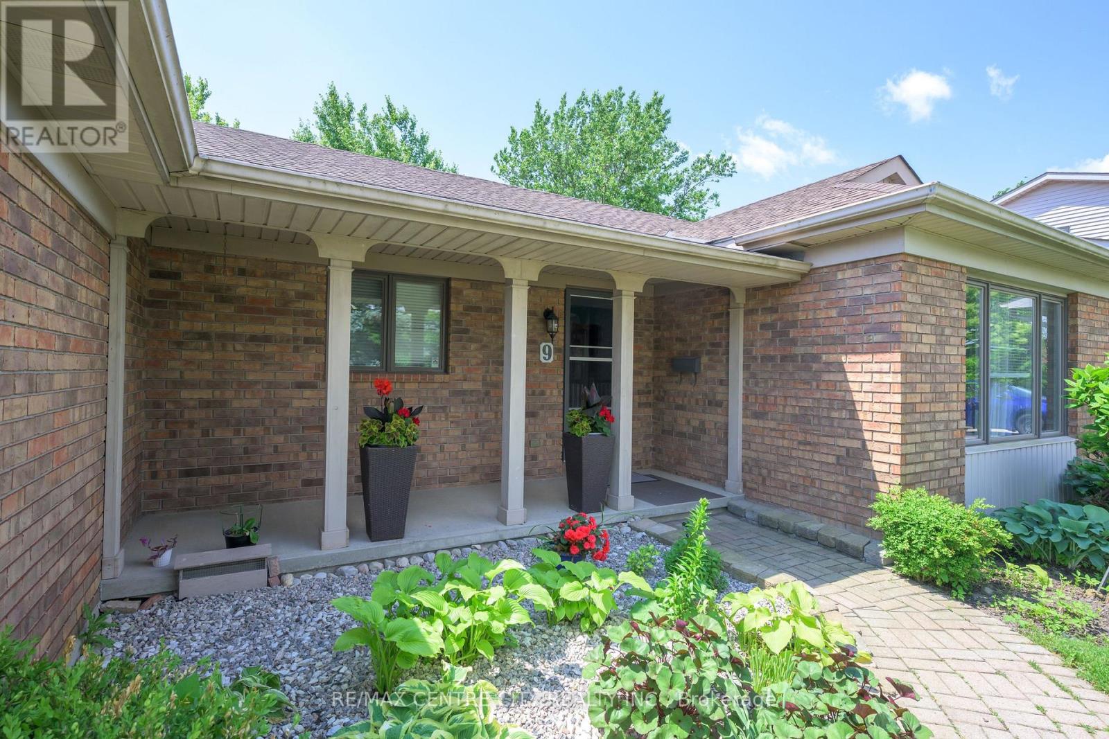 9 Bonnie Place, St. Thomas, Ontario  N5R 5W3 - Photo 3 - X12213298