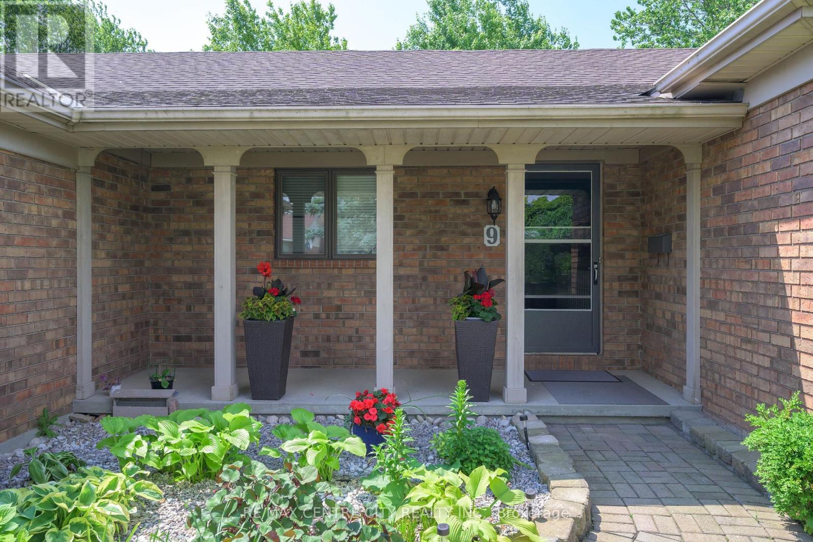 9 Bonnie Place, St. Thomas, Ontario  N5R 5W3 - Photo 4 - X12213298
