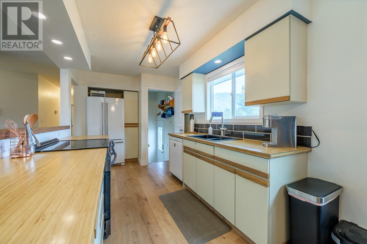 879 Dever Drive, Kamloops, British Columbia  V2B 6P9 - Photo 11 - 10351703