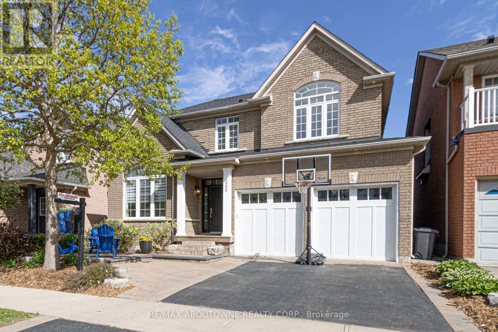2209 Falling Green Drive, Oakville, Ontario  L6M 5A2 - Photo 2 - W12213034