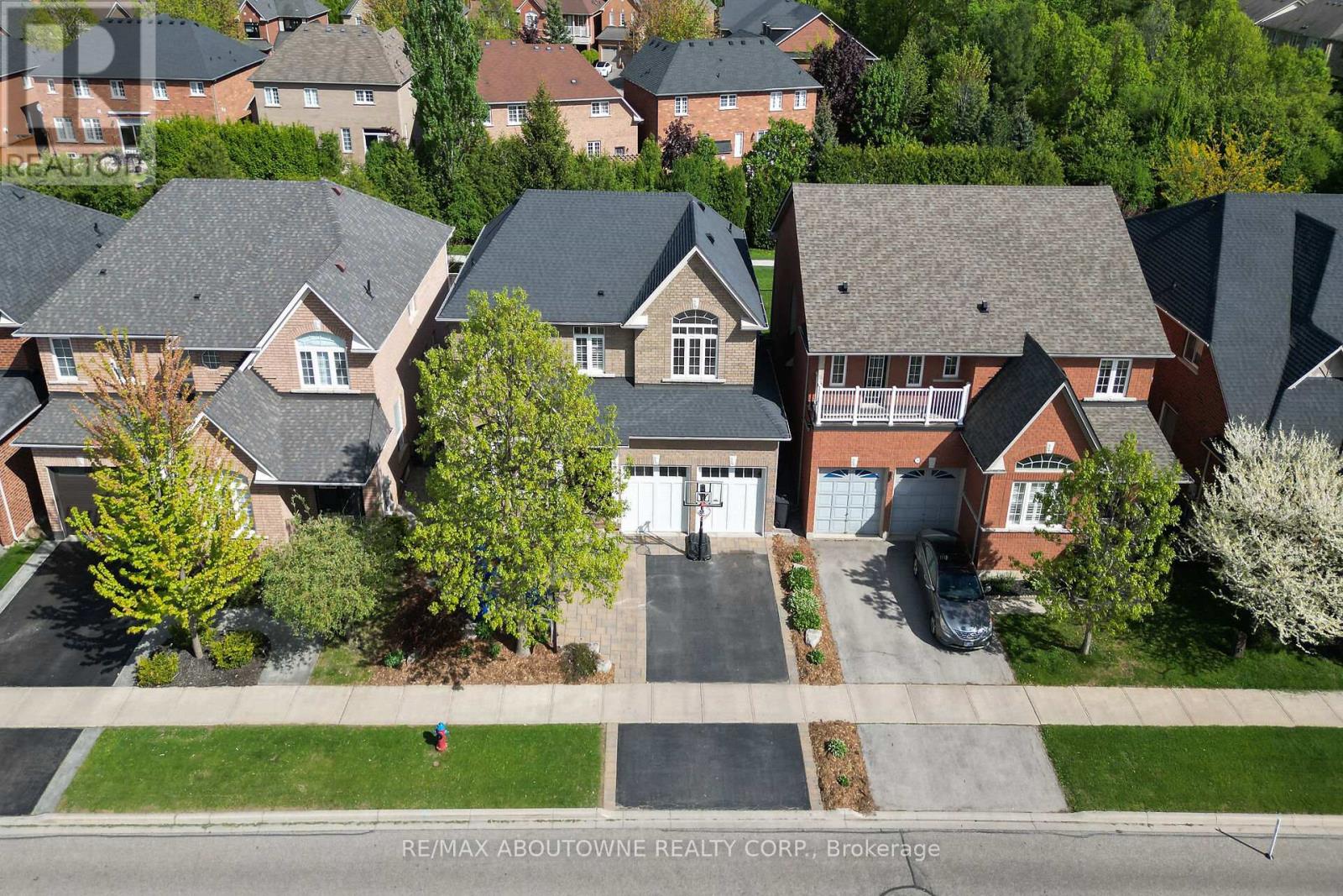 2209 Falling Green Drive, Oakville, Ontario  L6M 5A2 - Photo 3 - W12213034