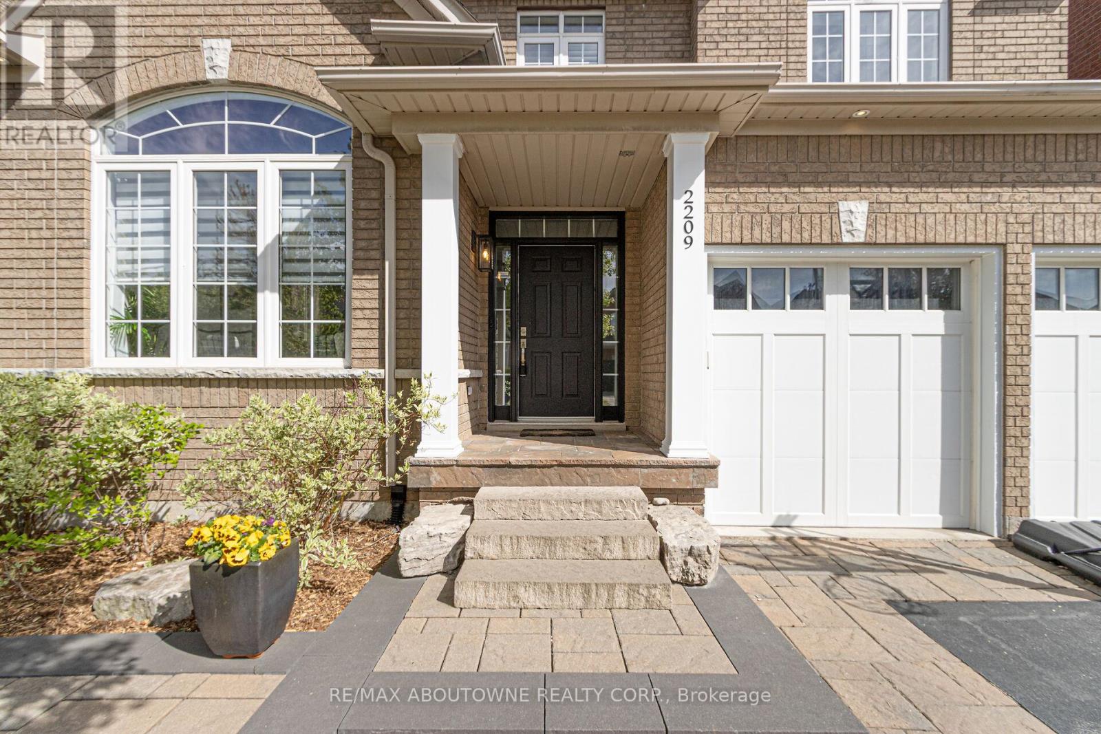 2209 Falling Green Drive, Oakville, Ontario  L6M 5A2 - Photo 5 - W12213034