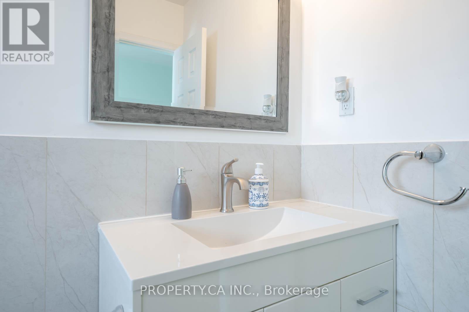 2098 Dufferin Street, Toronto (Caledonia-Fairbank), Ontario  M6E 3R7 - Photo 10 - W12213071