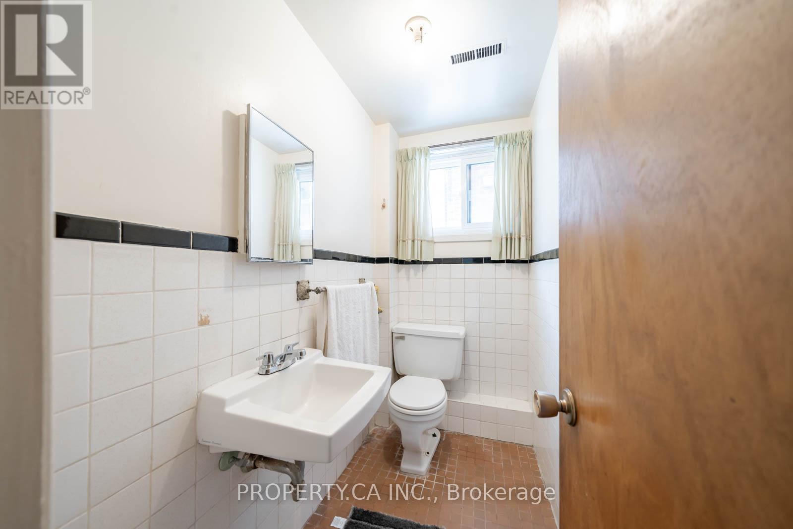 2098 Dufferin Street, Toronto (Caledonia-Fairbank), Ontario  M6E 3R7 - Photo 11 - W12213071