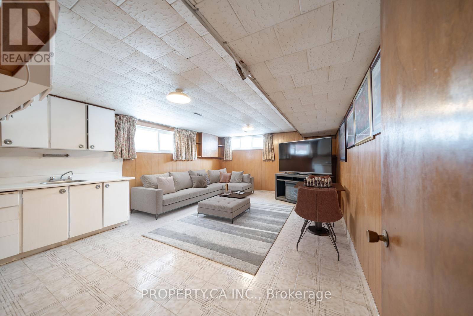 2098 Dufferin Street, Toronto (Caledonia-Fairbank), Ontario  M6E 3R7 - Photo 12 - W12213071