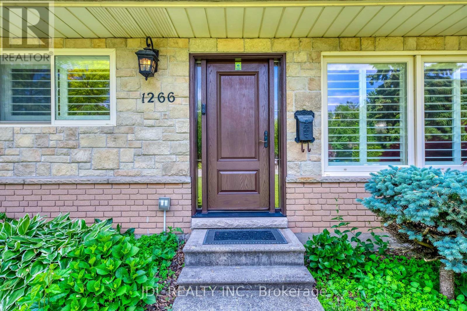1266 Lambeth Road, Oakville (Fa Falgarwood), Ontario  L6H 2E3 - Photo 2 - W12213095