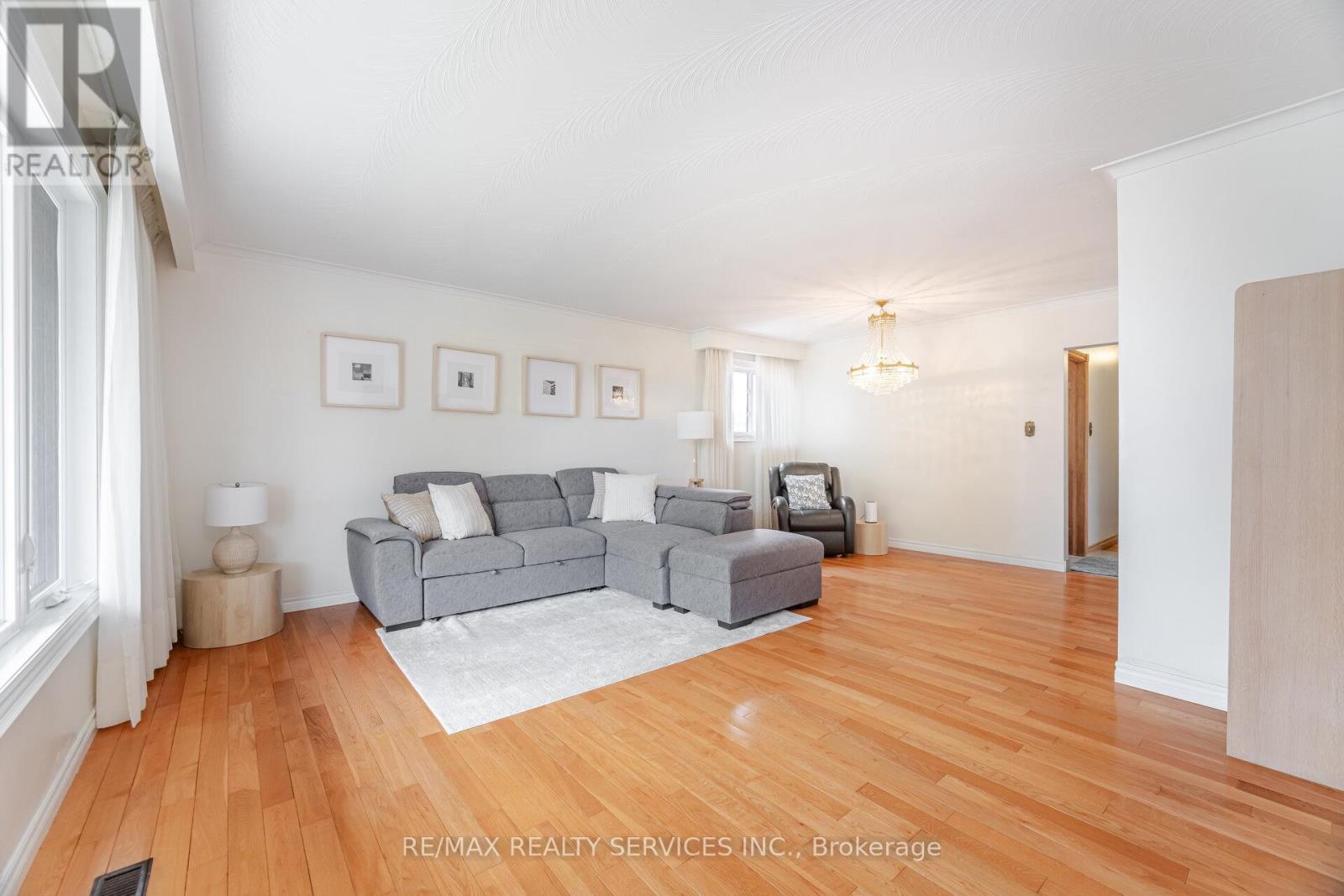 7541 Darcel Avenue, Mississauga, Ontario  L4T 2X6 - Photo 10 - W12213226