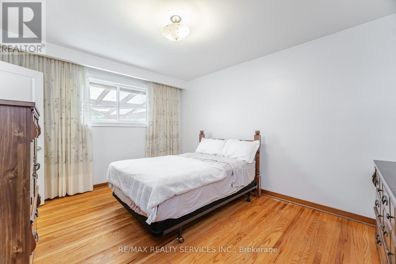 7541 Darcel Avenue, Mississauga, Ontario  L4T 2X6 - Photo 15 - W12213226
