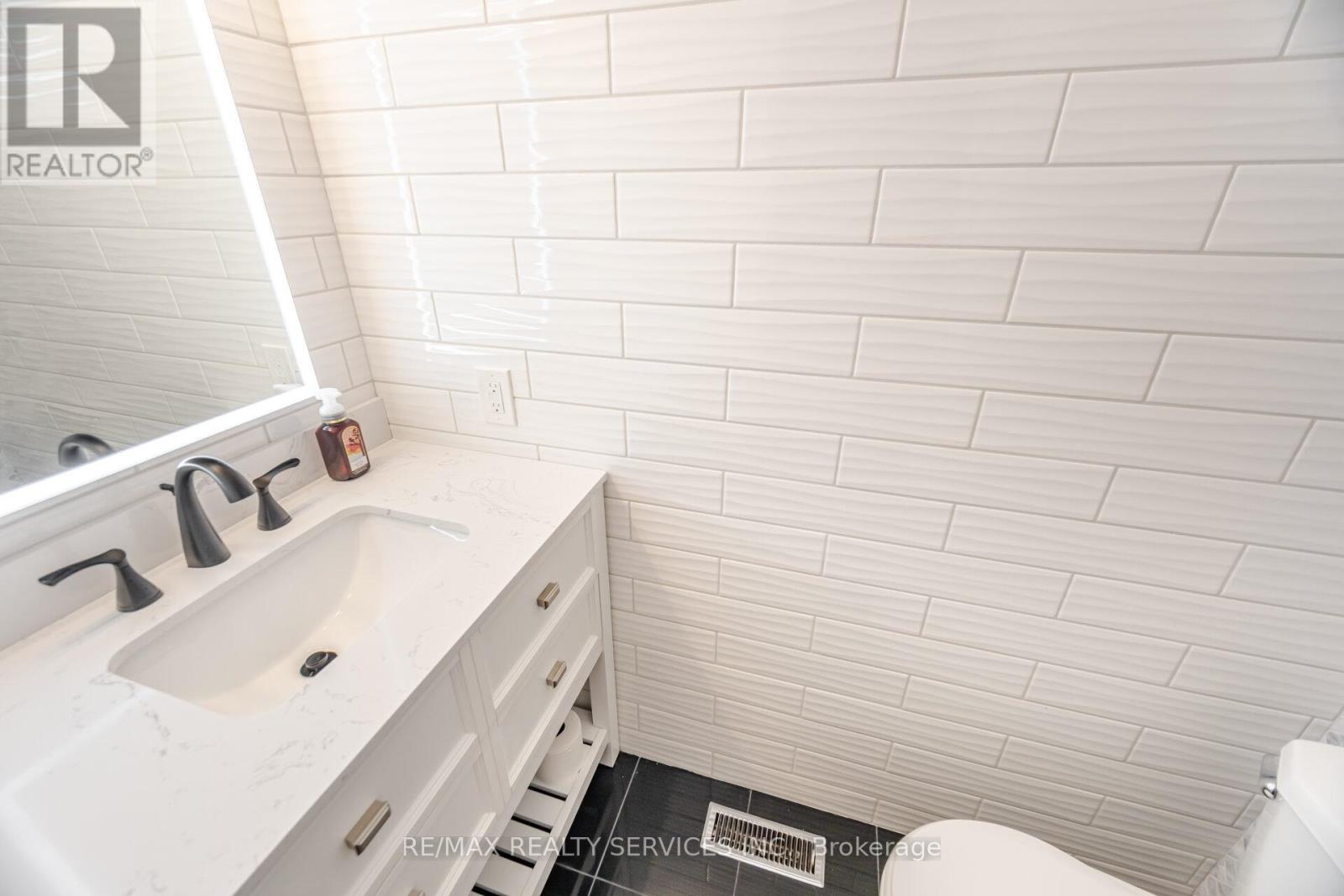 7541 Darcel Avenue, Mississauga, Ontario  L4T 2X6 - Photo 17 - W12213226