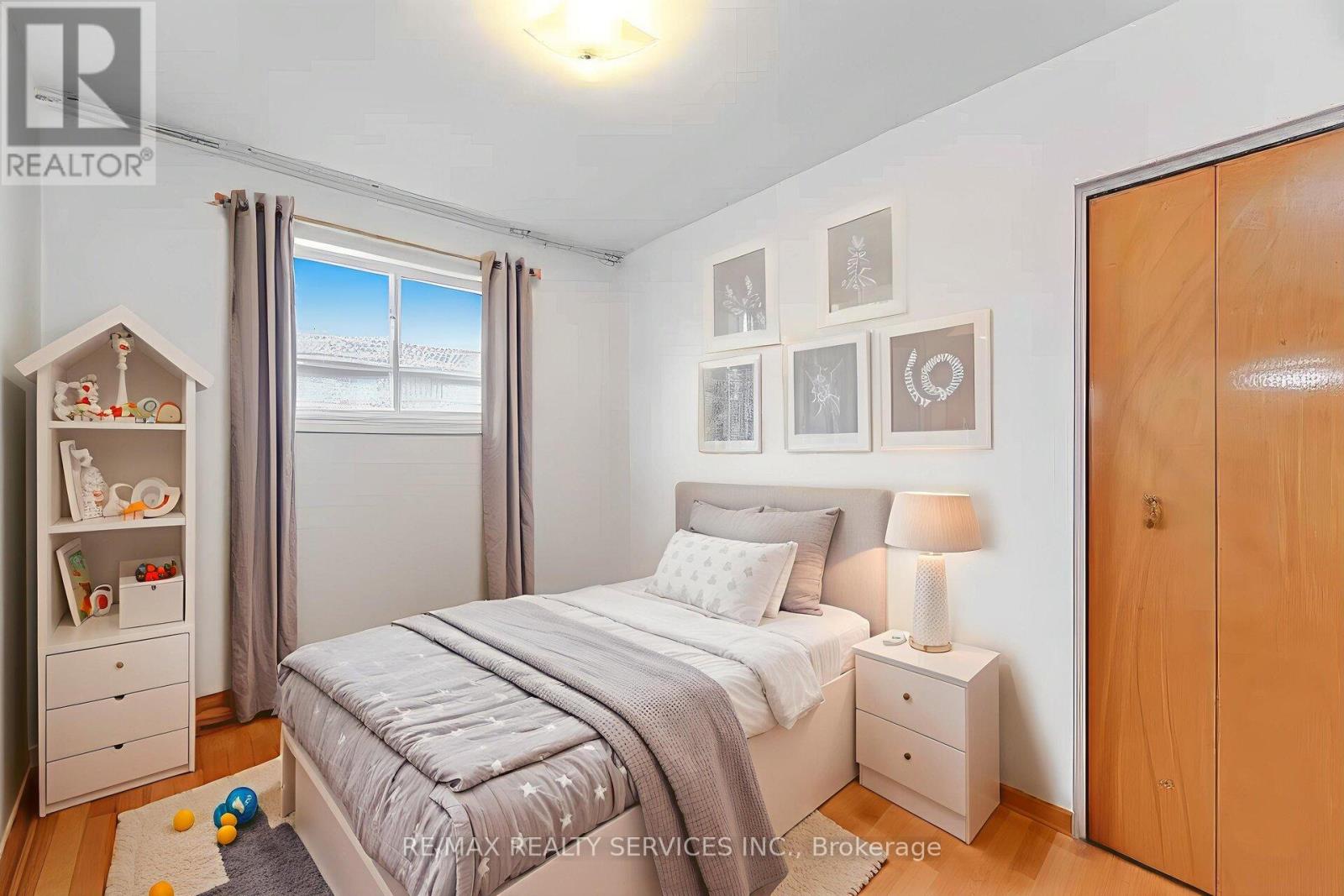 7541 Darcel Avenue, Mississauga, Ontario  L4T 2X6 - Photo 20 - W12213226