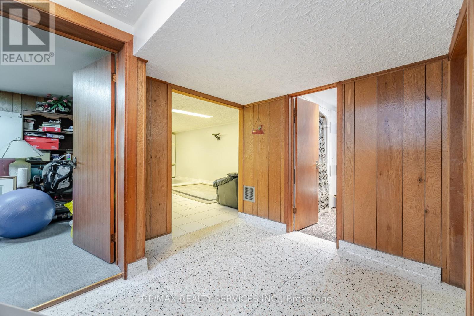 7541 Darcel Avenue, Mississauga, Ontario  L4T 2X6 - Photo 24 - W12213226