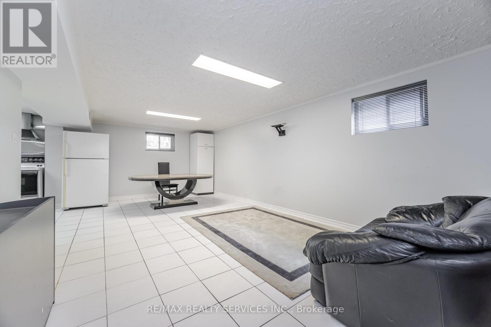 7541 Darcel Avenue, Mississauga, Ontario  L4T 2X6 - Photo 25 - W12213226